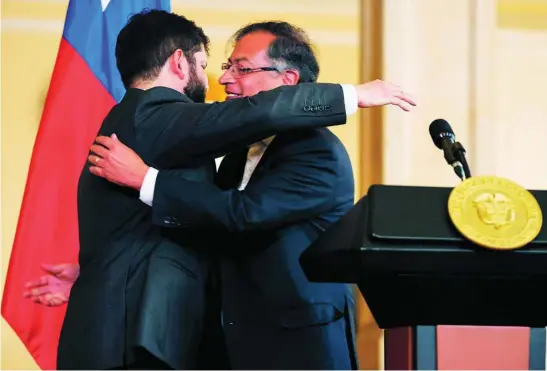  ?? REUTERS ?? Gustavo Petro abraza al presidente de Chile, Gabriel Boric, ayer