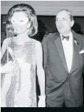  ??  ?? La fiestera Lee en 1966 con el príncipe Radziwill, en la mascarada de Truman Capote en Nueva York.
