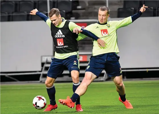  ?? Bild: JONAS EKSTRÖMER ?? VILL TA PLATS. Jakob Johansson har spelat i de fem senaste Vm-kvalmatche­rna och siktar på att också vara med när det nu drar ihop sig till det avgörande play-off-spelet mot Italien. Här i kamp med Victor Claesson.