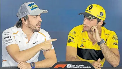  ?? AFP ?? Uno se va, el otro llega. Fernando Alonso deja la F1 y ya tiene sustituto: su compatriot­a Carlos Sainz.