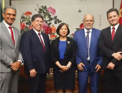  ?? ?? Lan Heping, nova cônsul da China no Recife, recebe dos deputados Mário Ricardo, Lula Cabral e Waldemar Borges e do executivo Gabriel Bechara convite para a instalação da Frente Parlamenta­r Pernambuco China