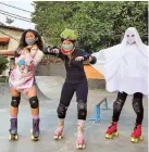  ?? ?? HAVING FUN: Potret ketiga murid Skatelover­s dalam acara Halloween party di Twillo Skatepark. Kiri ke kanan, Andini Putri, Audrey, dan Agnesia tengah bermain roller skate dengan kostum lucu.