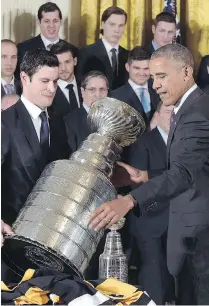  ?? SUSAN WALSH/THE CANADIAN PRESS/FILES ?? Pittsburgh Penguins captain Sidney Crosby met with then-U.S. president Barack Obama last October. Having repeated as Stanley Cup champs last season, Crosby and the Penguins have been invited to the White House again, this time by President Donald...