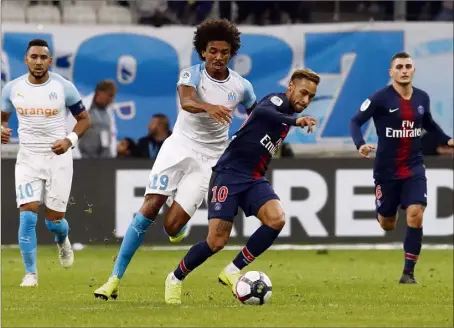  ?? (Photo AFP) ?? Luiz Gustavo et les Marseillai­s n’ont pas démérité face au PSG de Neymar. Mais la vitesse et le talent de Kylian Mbappé, tout juste entré en jeu, ont fini par ruiner les espoirs des Phocéens.