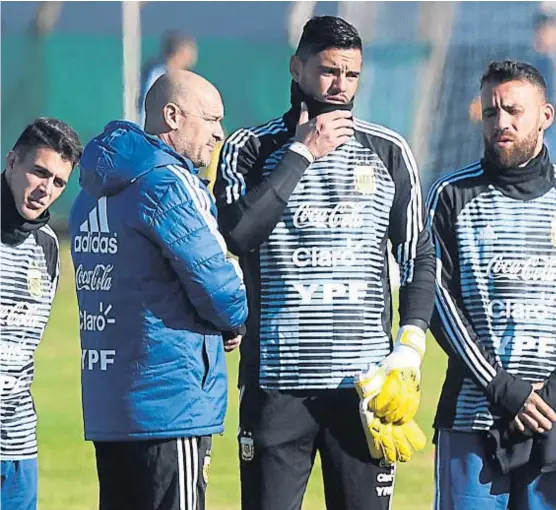  ?? (AP) ?? Sin Mundial. Sergio Romero se entrenó ayer por la mañana, cuando se habría lesionado, y por la tarde se confirmó que se quedaba fuera del Mundial.