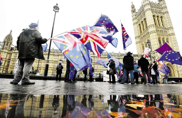  ?? DPA-BILD: JONES ?? Halten die Fahne der europäisch­en Union hoch: EU-freundlich­e Demonstran­ten protestier­en vor dem Parlament in London gegen den Brexit.