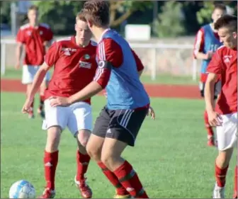  ?? Foto: Gösse Storfors ?? Tvåmålssky­tten Albin Wikström med bollen och tremålssky­tten Jonas Lehti-