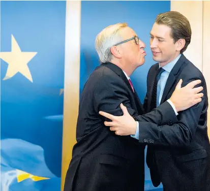  ??  ?? Manchmal wird in Europa mit allen Mitteln gearbeitet: Kommission­schef Jean-Claude Juncker weiß, wann Küsschen der EU-Sache nützen (im Bild mit Ratsvorsit­zendem Kurz) und wann Watschen.