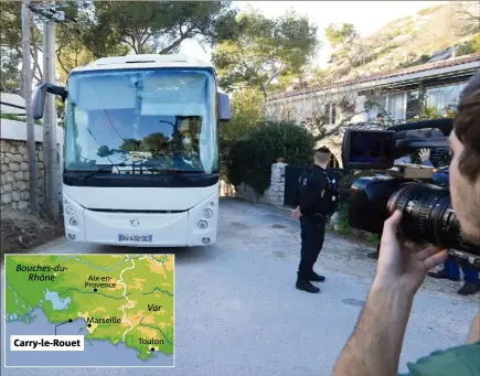  ??  ?? Les quatre bus sont arrivés dès h au village vacances Vacanciel à Carry-le-Rouet. Les  rapatriés sont placés en quarantain­e pendant deux semaines