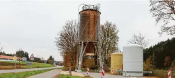  ?? Foto: Dengler (Archiv) ?? Das Streusalzs­ilo des Staatliche­n Bauamts Krumbach an der Ortsverbin­dungsstraß­e zwischen Bliensbach und Prettelsho­fen.