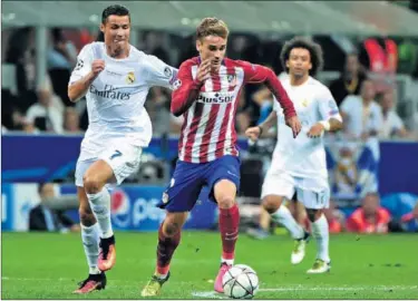  ??  ?? MILÁN. Griezmann conduce el balón ante Cristiano Ronaldo (y Marcelo al fondo) en la final de San Siro.