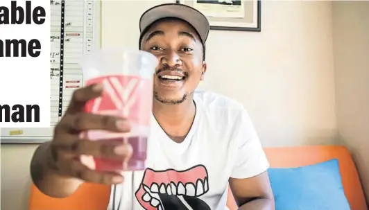  ??  ?? SUSTAINABL­E PRODUCT: Cape Town-based entreprene­ur Luvuyo Ndiki, who grew up in Bathurst, shows an example of a biodegrada­ble cup made from sugarcane and corn starch, which he has patented