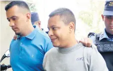  ??  ?? DETENIDOS. Los dos hombres cuando eran ingresados en la Unidad Metropolit­ana de Pevención 11 de la Policía en El Progreso.