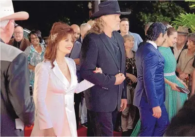  ?? COURTESY OF FOX MEDIA LLC ?? Susan Sarandon and Trace Adkins in the series premiere of “Monarch.”