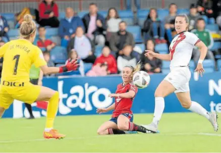  ?? ?? Iara Lacosta, la jugadora más destacada ayer, ante la defensora Laura Teruel.