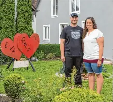  ?? Foto: Verotec ?? Ralf und Eva Oswald vor ihrem Haus in Tagmershei­m im Landkreis Donau Ries. Im Haus ist ein Stück Lauingen verbaut.