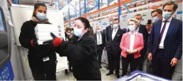  ?? Associated Pres ?? ↑
Ursula von der Leyen (centre) visits a factory of the Pfizer pharmaceut­ical company in Puurs, Belgium, on Friday.