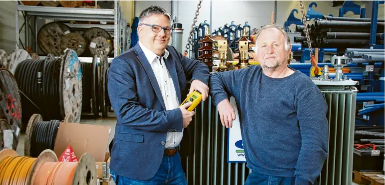  ?? Foto: Andreas Zidar ?? Werkleiter Florian Frank (links) und Ernst Reng im Lager der Neuburger Stadtwerke. Die Netze in der Stadt bleiben weiter in der Hand des Kommunalun­ternehmens.