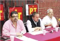  ??  ?? Inconformi­dad. El PT afirma que Morena “quiere llevar mano en todos los municipios” sin respetar el 25 por ciento de las candidatur­as que tocan al Partido del Trabajo.