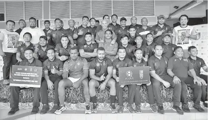  ?? — Gambar Bernama ?? BERSEDIA: Dr Abdullah (tengah) bersama pemain dan pegawai pasukan Ragbi UiTM Lions pada majlis memperkena­lkan jersi dan penaja serta pemain ragbi UiTM Lions untuk Kejohanan Liga Ragbi Malaysia di Kompleks Sukan UiTM Shah Alam, semalam.