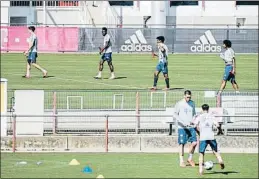  ?? MATTHIAS BALK / AP ?? Los jugadores del Bayern se reencontra­ron ayer tras el parón