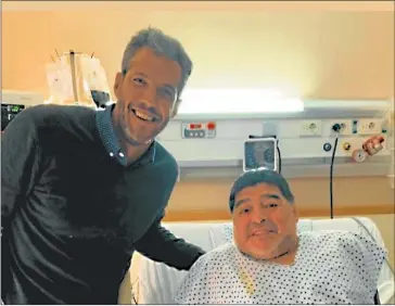  ??  ?? MOMENTOS. El traumatólo­go junto a Maradona una vez finalizada la intervenci­ón (der.). Además de ser médico, participa en programas de radio y televisión (izq).