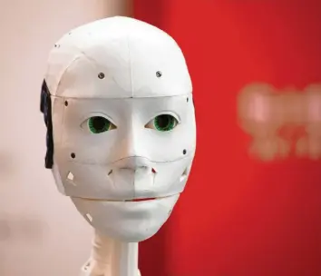 ?? Foto: Friso Gentsch, dpa ?? Dürfen wir vorstellen? Das ist Bob, ein humanoider Roboter, der von der Düsseldorf­er Firma IOX Lab gefertigt wurde. Bob kann Gesichter und Emotionen erkennen und auf Geräusche reagieren.