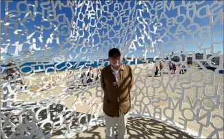  ?? (Photo M.-C. A.) ?? Le célèbre sculpteur catalan a « redécouver­t » son Nomade, installé à Antibes en 2010. « Si proche de la mer, un immense espace vital qui ne sépare pas les humains mais au contraire les rapproche. »