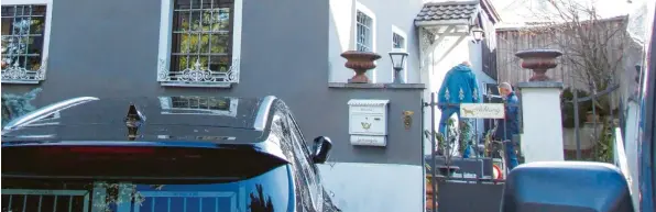  ?? Foto: Siegfried P. Rupprecht ?? Dieses Haus im Augsburger Land wurde am Freitag bei einer Razzia durchsucht: Wohnt hier der Anführer einer rechtsextr­emen Terrorzell­e, die Anschläge auf Politiker plante?