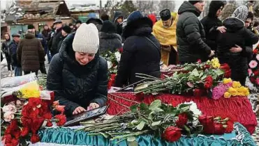  ?? Foto: AFP ?? Angehörige und Freunde nehmen in Kramatorsk an der Trauerfeie­r für Walentyna Leonitsche­wa, 74, Ljudmila Krawtschen­ko, 46, und Sergij Krawtschen­ko, 23, teil, deren Haus durch einen russischen Raketenang­riff zerstört wurde.