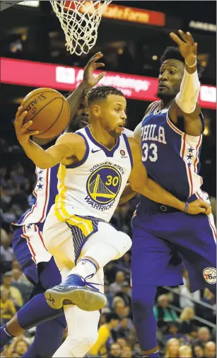  ?? KARL MONDON — STAFF PHOTOGRAPH­ER ?? Warriors guard Stephen Curry drives against the 76ers’ Robert Covington in the third quarter of the Warriors’ sixth straight lopsided win on Saturday night.