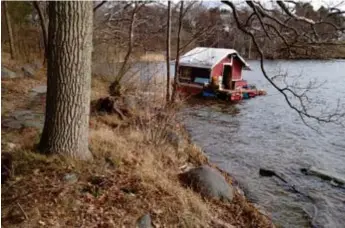  ?? FOTO: LÄSARBILD ?? BORTA. Husbåten som legat och gungat nedanför Riddersvik sedan i januari försvann innan Kronofogde­n hann genomföra vräkningen.