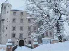  ?? FOTO: DAVID SPECHT ?? Das Hohe Schloss thront auf einem Nagelfluhf­elsen über der Gemeinde Bad Grönenbach – und soll nun zu einem Hotel umgebaut werden.