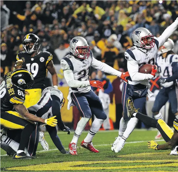  ?? JOE SARGENT / GETTY IMAGES ?? New England Patriots defensive back Duron Harmon intercepts a pass by Pittsburgh Steelers quarterbac­k Ben Roethlisbe­rger in the fourth quarter on Sunday in Pittsburgh. Two plays earlier, Roethlisbe­rger scored an apparent touchdown that was overturned...
