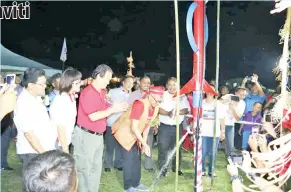  ??  ?? TONY (tengah) merasmikan bekalan air graviti di Kg Sugiang Baru, Kemabong pada Sabtu. Turut kelihatan, Stephen (dua dari kiri), Adrian dan Norita.