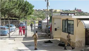  ?? | PHOTO : THIERRY CREUX, OUEST-FRANCE ?? Le hotspot est géré par la Croix-Rouge. « Les migrants sont traités ici avec plus de dignité qu’ailleurs en Italie », selon un député européen.