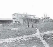  ??  ?? Der erste Bahnhof stand auf den Rheinwiese­n (um 1890). Er verschwand nach dem Bau der Oberkassel­er Brücke 1898.