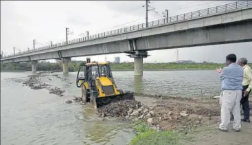  ?? SUSHIL KUMAR/HT PHOTO ?? A 12member quick response team of DDA visited the site on Friday. JCB machines were used to dismantle the road.