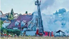  ?? Foto: Armin Weigel, dpa ?? Am Donnerstag­mittag wurde der Polizei die Explosion gemeldet. Ein Großaufgeb­ot von Einsatzkrä­ften war vor Ort.