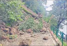  ?? RAAJIV KALA /HT PHOTO ?? A landslide occurs at Nainital lake area on Tuesday.