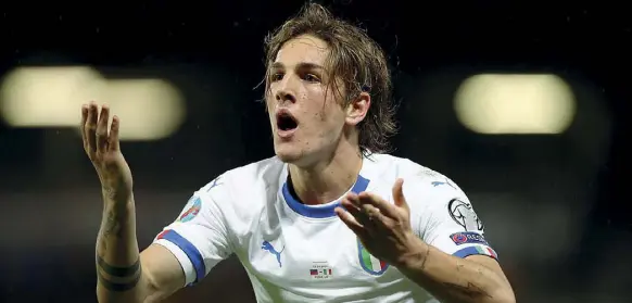  ??  ?? In azzurro Nicolò Zaniolo, 20, con la maglia della nazionale. Il talento della Roma ha giocato 5 partite con l’Italia e segnato una doppietta contro l’Armenia il 18 novembre scorso