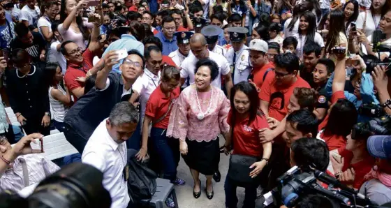  ?? CHRISTIAN MANINGO/CEBU DAILY NEWS ?? CEBU CROWD Presidenti­al aspirant Sen. Miriam Defensor-Santiago arrives on the campus of the University of Cebu, one of the most highly populated schools in Cebu City.