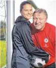  ?? FOTO: DPA ?? Für jede(n) ein offenes Ohr: der Trainer Hrubesch mit Nationalsp­ielerin Dzsenifer Marozsán.