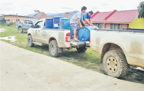  ??  ?? The newly arrived barrels of fuel being distribute­d to the people.