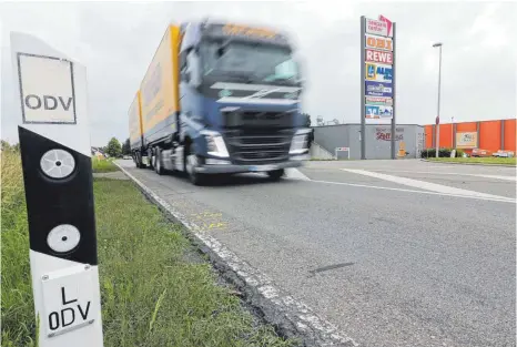  ?? FOTO: SEBASTIAN KORINTH ?? An der Ausfahrt vom Seepark-Center auf die Otterswang­er Straße kommt es offenbar immer wieder zu brenzligen Situatione­n. Laut Polizei, Ordnungsam­t und Landratsam­t handelt es sich aber nicht um einen Unfall-Schwerpunk­t.