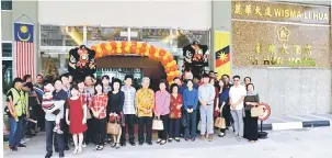  ??  ?? BELUM RASMI: Toh, Francis (tengah) dan ahli keluarga lain menghadiri majlis pembukaan tidak rasmi Hotel Li Hua baharu di Bintulu Sentral semalam.