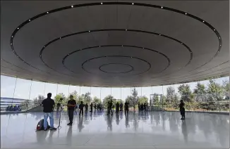  ?? JIM WILSON / NEW YORK TIMES 2017 ?? ABOVE: People tour a building at Apple’s new campus in Cupertino, Calif., in September. Apple announced Wednesday that it wants to build a new corporate campus and additions to existing work sites across the nation. Apple expects to announce the...