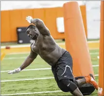  ?? RICARDO B. BRAZZIELL / AMERICAN-STATESMAN ?? Former UT nose tackle Poona Ford works to impress NFL scouts during the university’s pro day Wednesday. Judging by the numbers he put up, it probably worked.