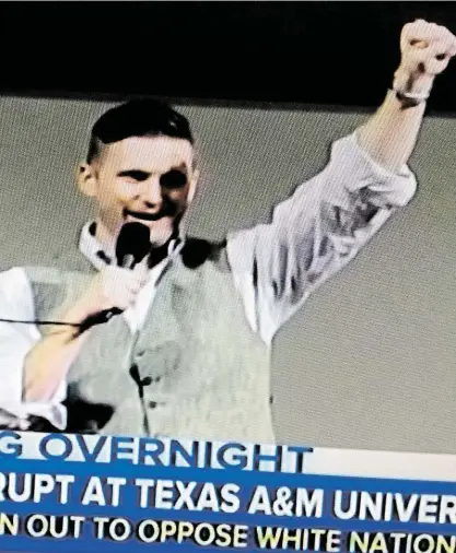  ?? Hajlující Richard Spencer, tvář takzvané alt-right, tedy alternativ­ní pravice, jež podporuje Trumpa. FOTO WWW. C- VILLE. COM ?? Obrázek letící Amerikou.