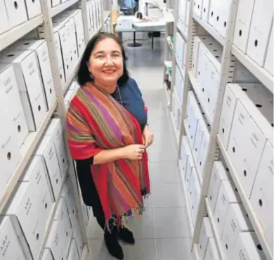  ?? JAVIER ALBIÑANA ?? Esther Cruces, en el Archivo Histórico Provincial de Málaga.